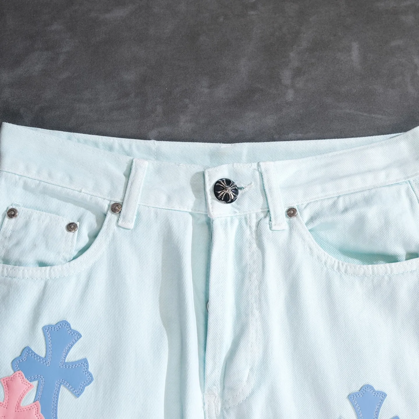 P260 Chrome Hearts light blue blue trousers, pink and blue patchwork leather couple's best friend jeans. CH jeans need to be washed and then disassembled and hand-stitched with sheepskin cross leather and then spliced ​​together. The whole piece has too many craftsmanship to explain. The patches are decorated with cross flowers, and the high-waisted washed jeans! ! Absolutely high-end luxury products, god-level single products and super popular products, made with top heavy industry, a must-see magic weapon. Customized hardware. The fabric is thick and soft after washing. It has good breathability. Customized small leather label. Unique design. The details are simple and elegant, and the workmanship is exquisite. The entire trousers are neatly routed and the details are in place! It’s so cool that both men and women can easily control the genderless trend! Color: Picture color Size: 28 30 32 34 36